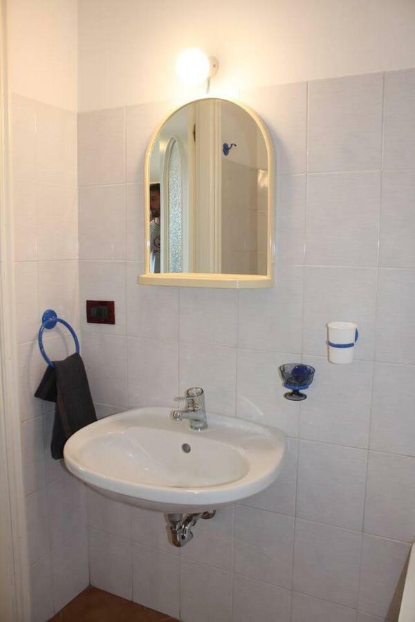 La Casetta Di Graziella Apartment Vezzi Portio Luaran gambar